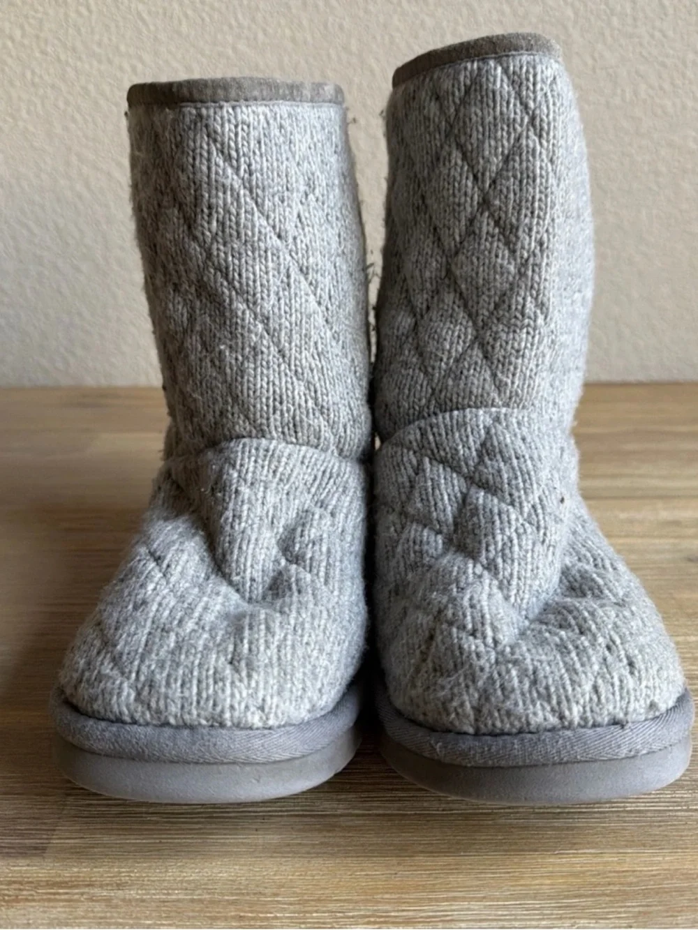 Ugg Women’s Mountain Quilted Boots Short Gray Size 8 Festival Bohemian Style